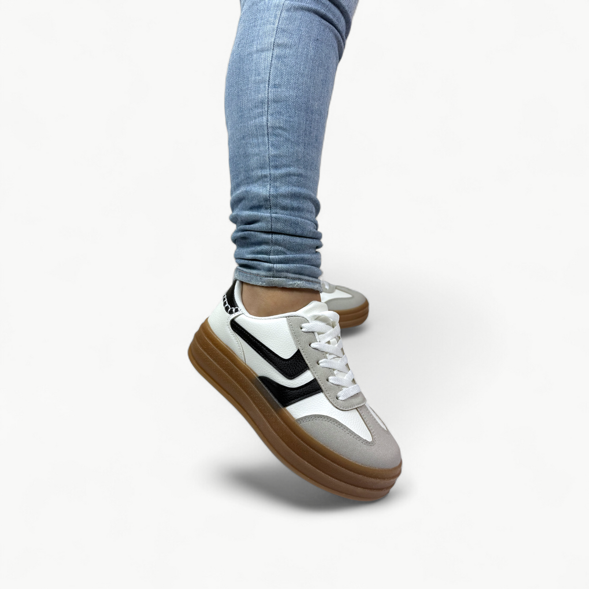 Zapatilla Nova ®: estilo y comodidad en cada paso